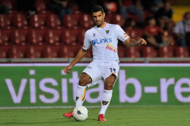 Lecce 'li Alessandro Tuia, Benevento ile Lecce arasındaki İtalyan Serie B şampiyonluğu maçında Ciro Vigorito Stadyumu' nda oynanan maçın son maçı. Benevento, İtalya, 10 Eylül 2021. 