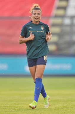 İtalya 'dan Arianna Caruso, İtalya ile Hırvatistan arasındaki 2023 Dünya Kupası ön eleme maçında Castel Di Sangro' daki Teofilo Patini Stadyumu 'nda oynanan maçın sonucu 3-0 oldu. Castel di sangro, İtalya, 22 Ekim 2021. 