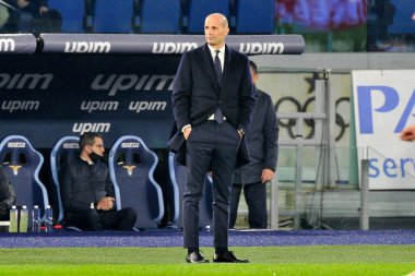 Juventus 'un Massimiliano Allegri teknik direktörü, Lazio ile Juventus arasında oynanan İtalya SerieA karşılaşması maçında Roma' daki olimpiyat stadyumunda oynanan final maçı 0-2 oldu. Roma, İtalya, 20 Kasım 2021. 