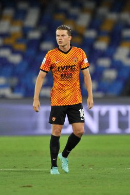Benevento 'lu Daam Foulon oyuncusu, Napoli ve Benevento arasındaki dostluk maçı sonucu 1-5 olan maçta Diego Armando Maradona Stadyumu' nda oynandı.. 