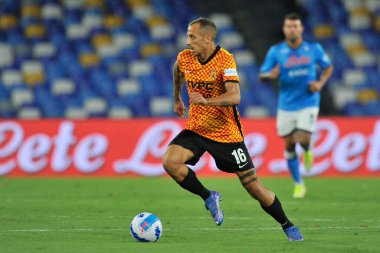 Benevento 'lu Riccardo Improta oyuncusu, Napoli ve Benevento arasındaki dostluk maçı sonucu 1-5 olan Diego Armando Maradona Stadyumu' nda oynandı.. 