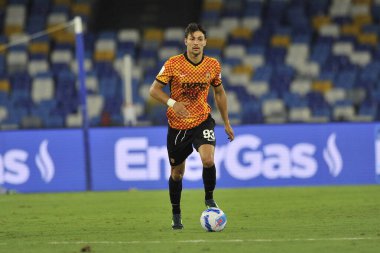 Benevento 'lu Federico Barba oyuncusu, Napoli ve Benevento arasındaki dostluk maçı sonucu 1-5 olan maçta Diego Armando Maradona Stadyumu' nda oynandı.. 