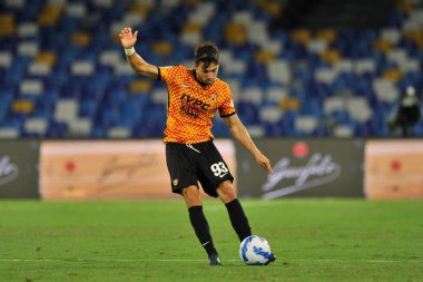 Benevento 'lu Federico Barba oyuncusu, Napoli ve Benevento arasındaki dostluk maçı sonucu 1-5 olan maçta Diego Armando Maradona Stadyumu' nda oynandı.. 