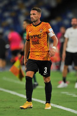 Benevento 'lu Gaetano Letizia oyuncusu, Napoli ve Benevento arasındaki dostluk maçı sonucu 1-5 olan Diego Armando Maradona Stadyumu' nda oynandı.. 