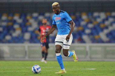 Napoli 'den Victor Osimhen, Napoli ile Cagliari arasındaki İtalya SerieA ligi maçında Diego Armando Maradona Stadyumu' nda oynanan final maçında 2-0 yenildi. Napoli, İtalya, 26 Eylül 2021.