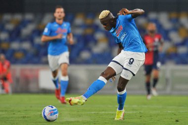 Napoli 'den Victor Osimhen, Napoli ile Cagliari arasındaki İtalya SerieA ligi maçında Diego Armando Maradona Stadyumu' nda oynanan final maçında 2-0 yenildi. Napoli, İtalya, 26 Eylül 2021.