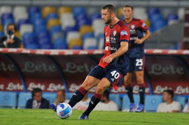 Cagliari 'li Sebastian Walukiewicz, Napoli ile Cagliari arasındaki İtalya SerieA ligi maçında Diego Armando Maradona Stadyumu' nda oynanan maçın final maçı 2-0 oldu. Napoli, İtalya, 26 Eylül 2021. 