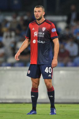Cagliari 'li Sebastian Walukiewicz, Napoli ile Cagliari arasındaki İtalya SerieA ligi maçında Diego Armando Maradona Stadyumu' nda oynanan maçın final maçı 2-0 oldu. Napoli, İtalya, 26 Eylül 2021. 