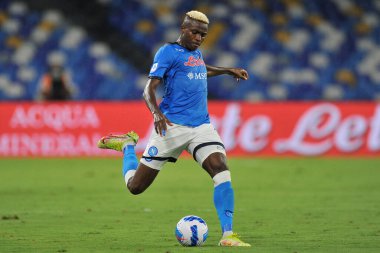 Napoli 'den Victor Osimhen, Napoli ile Cagliari arasındaki İtalya SerieA ligi maçında Diego Armando Maradona Stadyumu' nda oynanan final maçında 2-0 yenildi. Napoli, İtalya, 26 Eylül 2021.