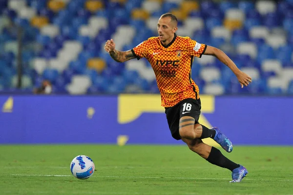 Benevento 'lu Riccardo Improta oyuncusu, Napoli ve Benevento arasındaki dostluk maçı sonucu 1-5 olan Diego Armando Maradona Stadyumu' nda oynandı.. 