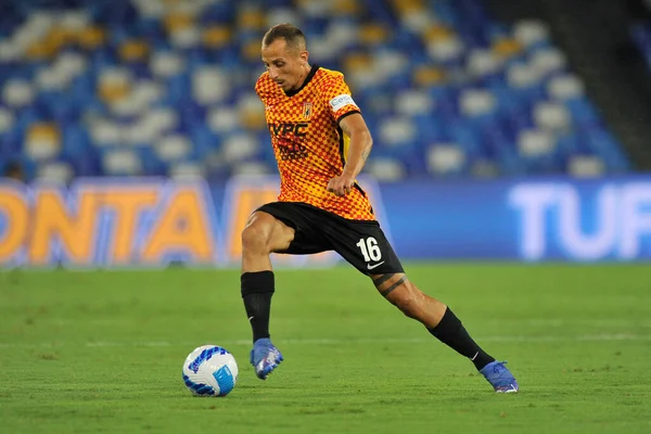 Benevento 'lu Riccardo Improta oyuncusu, Napoli ve Benevento arasındaki dostluk maçı sonucu 1-5 olan Diego Armando Maradona Stadyumu' nda oynandı.. 