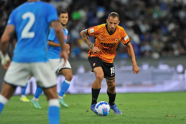 Benevento 'lu Riccardo Improta oyuncusu, Napoli ve Benevento arasındaki dostluk maçı sonucu 1-5 olan Diego Armando Maradona Stadyumu' nda oynandı.. 