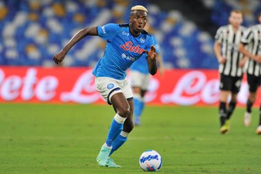 Napoli 'den Victor Osimhen, Napoli ile Juventus arasındaki İtalya SerieA Ligi maçında Diego Armando Maradona Stadyumu' nda oynanan maçın son maçı 2-1 'dir. Napoli, İtalya, 11 Eylül 2021.