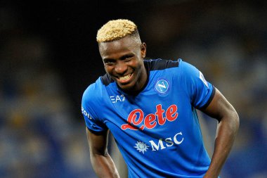 Napoli 'den Victor Osimhen, Napoli ile Juventus arasındaki İtalya SerieA Ligi maçında Diego Armando Maradona Stadyumu' nda oynanan maçın son maçı 2-1 'dir. Napoli, İtalya, 11 Eylül 2021. 