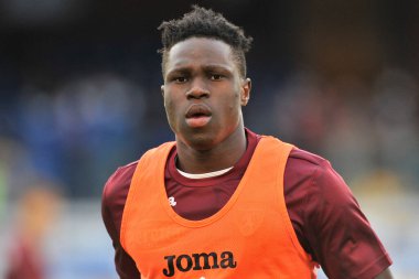 Torino 'lu Wilfried Singo oyuncuları, Napoli ile Torino arasındaki İtalya Serie A ligi maçında Diego Armando Maradona Stadyumu' nda oynanan maç 1-0 berabere sonuçlandı.. 