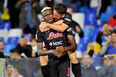 Napoli 'den Dries Mertens ve Victor Osimhen Napoli' den Victor Osimhen, Napoli ile Torino arasındaki İtalya Serie A ligi maçında 1-0, Diego Armando Maradona Stadyumu 'nda oynandı.. 