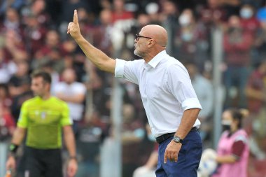 Salernitana 'lı Stefano Colantuono, İtalya Serie A şampiyonası finalinde Salernitana - Empoli final maçı 2-4, Salerno' daki Aerechi Stadyumu 'nda oynandı.. 