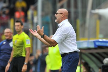 Salernitana 'lı Stefano Colantuono, İtalya Serie A şampiyonası finalinde Salernitana - Empoli final maçı 2-4, Salerno' daki Aerechi Stadyumu 'nda oynandı..