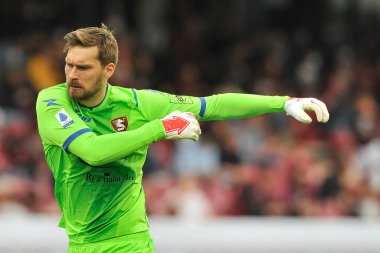 Salernitana 'nın Vid Belec oyuncusu, Salernitana ile Empoli arasındaki İtalyan Serie A şampiyonası maçında 2-4, Salerno' daki Aerechi Stadyumu 'nda oynandı..