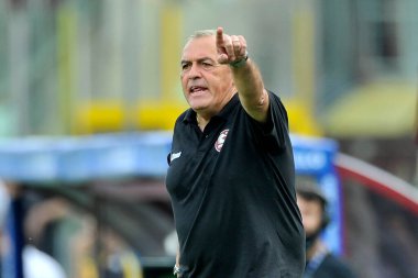 Salernitana 'nın Salernitana koçu Fabrizio Castori, Salernitana ile Ceneviz arasında oynanan İtalya SerieA Şampiyonası maçında, final maçı 1-0 Salerno' daki Arechi Stadyumu 'nda oynandı. Salerno, İtalya, 02 Eylül 2021.