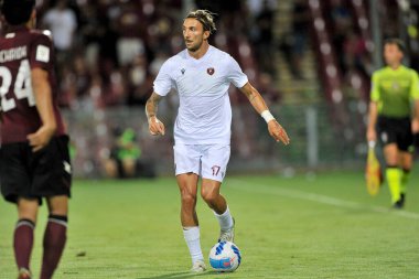 Reggina 'lı Gianluca Di Chiara, Salernitana ile Reggina arasındaki İtalya Kupası maçında Salerno' daki Arechi Stadyumu 'nda oynanan final maçı 2-0 oldu. Salerno, İtalya, 16 Ağustos 2021.