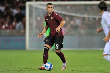 Salernitana 'lı Federico Bonazzoli oyuncusu, Salernitana ile Reggina arasındaki İtalya Kupası maçında Salerno' daki Arechi Stadyumu 'nda oynanan final maçı 2-0' dı. Salerno, İtalya, 16 Ağustos 2021. 
