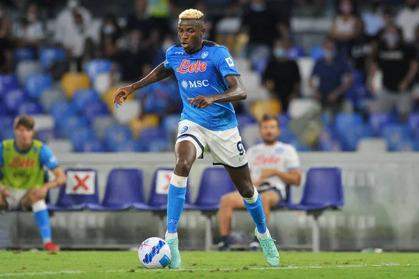 Napoli 'den Victor Osimhen, Napoli ile Juventus arasındaki İtalya SerieA Ligi maçında Diego Armando Maradona Stadyumu' nda oynanan maçın son maçı 2-1 'dir. Napoli, İtalya, 11 Eylül 2021.