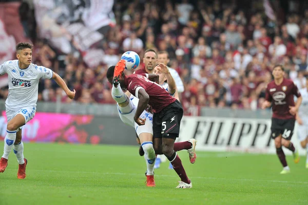 Salernitana 'dan Cedric Gondo, Salernitana' daki Aerechi Stadyumu 'nda oynanan Salernitana-Empoli maçının final maçında 2-4' lük setlerle karşı karşıya geldi..