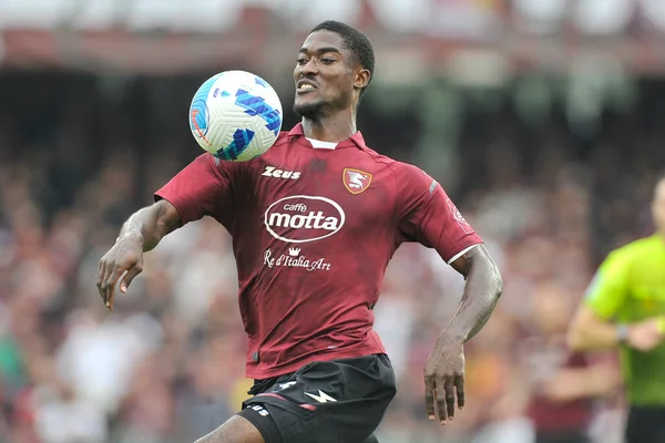 Salernitana 'dan Cedric Gondo, Salernitana' daki Aerechi Stadyumu 'nda oynanan Salernitana-Empoli maçının final maçında 2-4' lük setlerle karşı karşıya geldi..