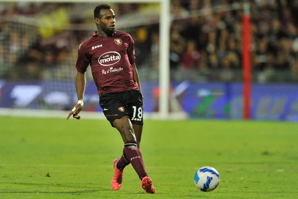 Salernitana 'nın Lassana Coulibaly oyuncusu, Salernitana ile Verona arasındaki İtalyan Serie A ligi maçında, final maçı 2-2, Salerno' daki Arechi Stadyumu 'nda oynandı. Salerno, İtalya, 22 Eylül 2021. 
