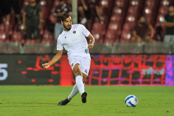 Dimitros Stavropoulos 'un Reggina' lı oyuncusu Salernitana ile Reggina arasındaki İtalya Kupası maçında Salerno 'daki Arechi Stadyumu' nda oynanan final maçı 2-0 'dı. Salerno, İtalya, 16 Ağustos 2021. 