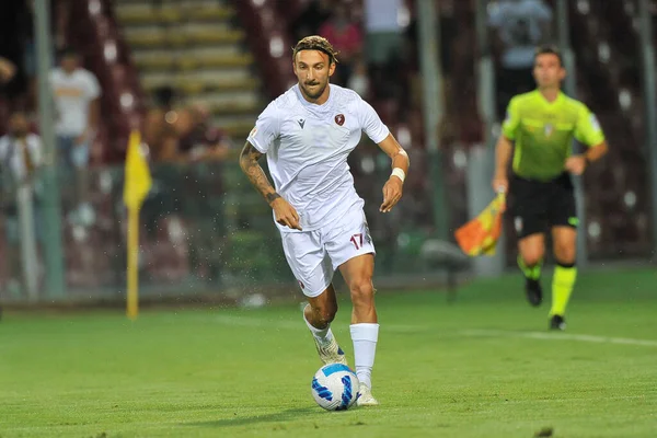 Reggina 'lı Gianluca Di Chiara, Salernitana ile Reggina arasındaki İtalya Kupası maçında Salerno' daki Arechi Stadyumu 'nda oynanan final maçı 2-0 oldu. Salerno, İtalya, 16 Ağustos 2021. 
