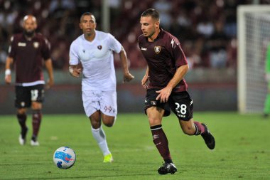 Salernitana 'lı Leonardo Capezzi, Salernitana ile Reggina arasındaki İtalya Kupası maçında Salerno' daki Arechi Stadyumu 'nda oynanan final maçında 2-0 yenildi. Salerno, İtalya, 16 Ağustos 2021. 