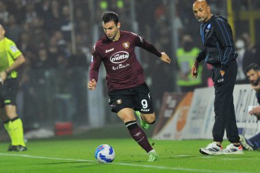 Salernitana 'nın Federico Bonazzoli oyuncusu, Salernitana ile Napoli arasında oynanan İtalya Serie A şampiyonluğu maçında Salerno' daki Arechi Stadyumu 'nda oynanan final maçı 1-0' dı. Salerno, İtalya, 31 Ekim 2021. 