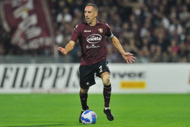 Salernitana 'lı Frank Ribery, Salernitana' nın Napoli 'ye karşı oynadığı İtalya Serie A şampiyonası maçında Salerno' daki Arechi Stadyumu 'nda oynanan maç 1-0 berabere sonuçlandı. Salerno, İtalya, 31 Ekim 2021. 