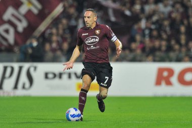 Salernitana 'lı Frank Ribery, Salernitana' nın Napoli 'ye karşı oynadığı İtalya Serie A şampiyonası maçında Salerno' daki Arechi Stadyumu 'nda oynanan maç 1-0 berabere sonuçlandı. Salerno, İtalya, 31 Ekim 2021. 