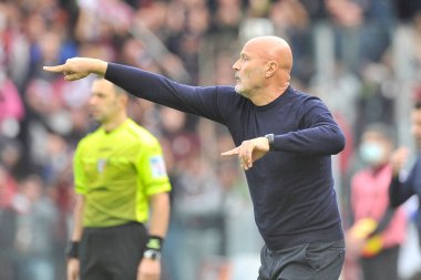 Salernitana 'nın Salernitana teknik direktörü Stefano Colantuono, Salernitana ile Sampdoria arasında oynanan İtalya SerieA şampiyonası maçında Salerno' daki Arechi Stadyumu 'nda oynanan final maçı 0-2 ile sonuçlandı. Salerno, İtalya, 21 Kasım 2021. 