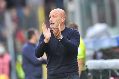 Salernitana 'nın Salernitana teknik direktörü Stefano Colantuono, Salernitana ile Sampdoria arasında oynanan İtalya SerieA şampiyonası maçında Salerno' daki Arechi Stadyumu 'nda oynanan final maçı 0-2 ile sonuçlandı. Salerno, İtalya, 21 Kasım 2021. 