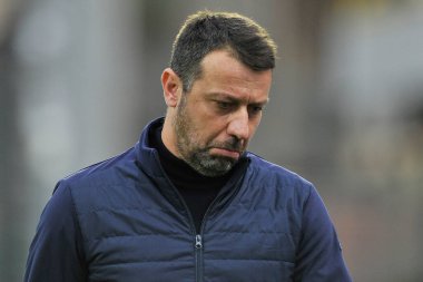 Sampdoria 'nın Sampdoria koçu Robarto D' aversa, Salernitana ile Sampdoria arasında oynanan İtalya SerieA maçında, final maçı 0-2, Salerno 'daki Arechi Stadyumu' nda oynandı. Salerno, İtalya, 21 Kasım 2021. 