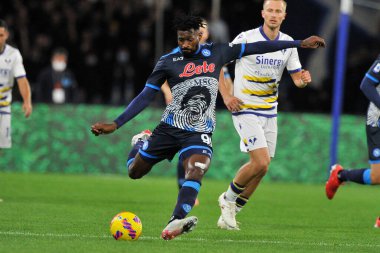 Napoli 'li Frank Anguissa, Napoli ile Verona arasında oynanan İtalya Serie A şampiyonluğu maçında Diego Armando Maradona Stadyumu' nda oynanan maçı 1-1 kazandı. Napoli, İtalya, 07 Kasım 2021. 