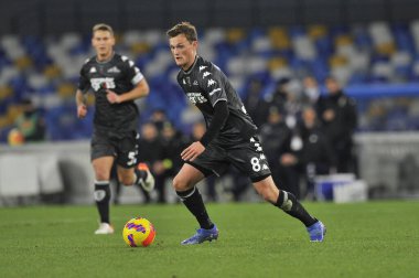 Empoli 'den Liam Henderson, Napoli ve Empoli arasındaki İtalya Serie A şampiyonası maçında, maçın son sonucu: Napoli 0, Empoli 1, Diego Armando Maradona Stadyumu' nda oynandı.. 