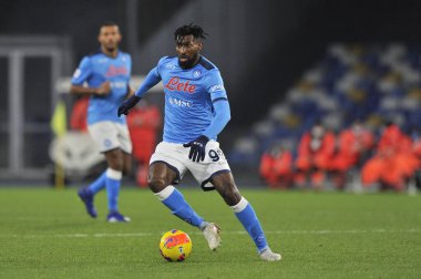 Napoli 'den Frank Anguissa, Napoli ile Empoli arasındaki İtalyan Serie A şampiyonası maçında, Napoli 0, Empoli 1, Diego Armando Maradona Stadyumu' nda oynandı..
