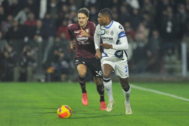 Inter takımından Denzel Dumfries, Salernitana ile Inter arasında oynanan İtalya Serie A şampiyonluğu maçında Salernitana 0, Inter 5, Arechi Stadyumu 'nda oynandı. Napoli, İtalya, 17 Aralık 2021.