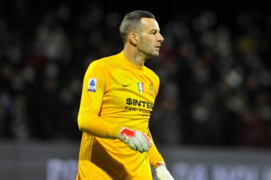 Inter takımından Samir Handanoviç, İtalya Serie A 'nın Salernitana - Inter final maçında Salernitana 0, Inter 5, Arechi Stadyumu' nda oynanan karşılaşma sırasında oynadı. Napoli, İtalya, 17 Aralık 2021. 