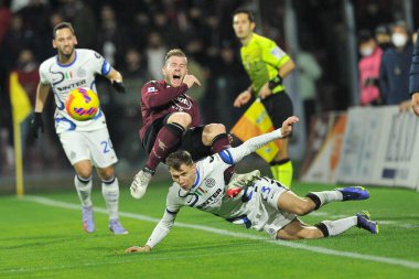 Salernitana 'dan Riccardo Gagliolo ve Inter' den Nicol Barella 'nın oyuncusu Salernitana ile Inter arasında oynanan İtalya Serie A şampiyonluk maçında Salernitana 0, Inter 5, Arechi Stadyumu' nda oynandı. Napoli
