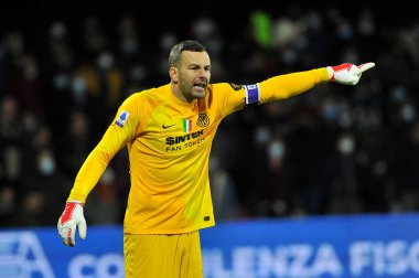 Inter takımından Samir Handanoviç, İtalya Serie A 'nın Salernitana - Inter final maçında Salernitana 0, Inter 5, Arechi Stadyumu' nda oynanan karşılaşma sırasında oynadı. Napoli, İtalya, 17 Aralık 2021. 