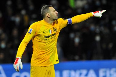 Inter takımından Samir Handanoviç, İtalya Serie A 'nın Salernitana - Inter final maçında Salernitana 0, Inter 5, Arechi Stadyumu' nda oynanan karşılaşma sırasında oynadı. Napoli, İtalya, 17 Aralık 2021. 