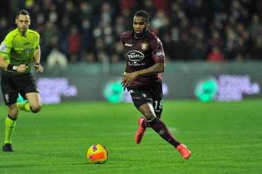 Salernitana 'nın Lassana Coulibaly oyuncusu, Salernitana ile Inter arasında oynanan İtalya Serie A şampiyonluğu maçında Salernitana 0, Inter 5, Arechi Stadyumu' nda oynandı. Napoli, İtalya, 17 Aralık 2021. 