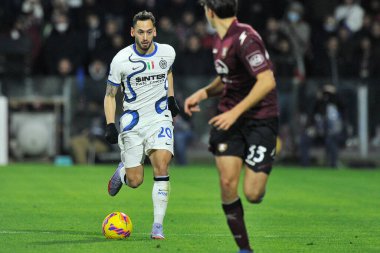 Inter takımından Hacan Calhanoğlu, Salernitana ile Inter arasında oynanan İtalya Serie A şampiyonluğu maçında Salernitana 0, Inter 5, Arechi Stadyumu 'nda oynandı. Napoli, İtalya, 17 Aralık 2021.