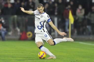 Inter takımından Edin Dzeko, İtalya Serie A 'nın Salernitana - Inter final maçında Salernitana 0, Inter 5, Arechi Stadyumu' nda oynandı. Napoli, İtalya, 17 Aralık 2021. 